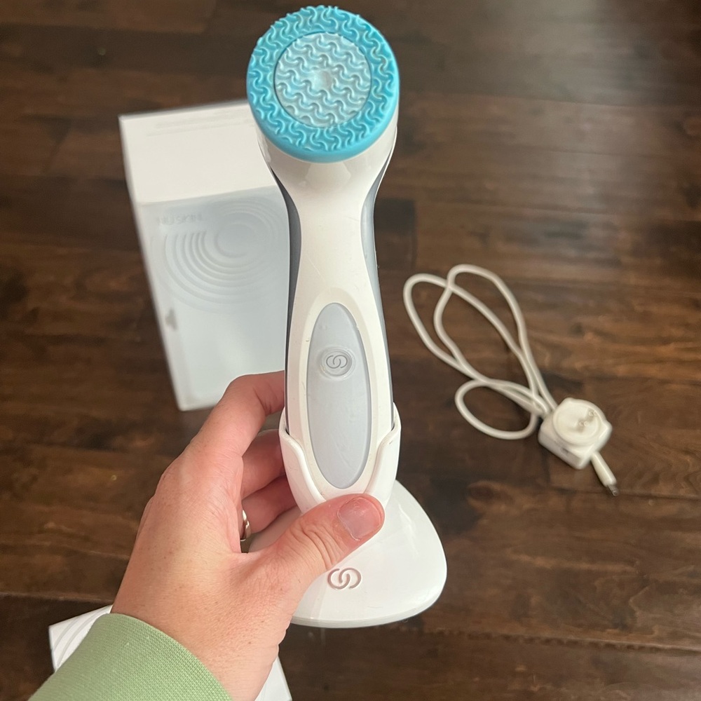Skin LumiSpa Blue and White Cleanser